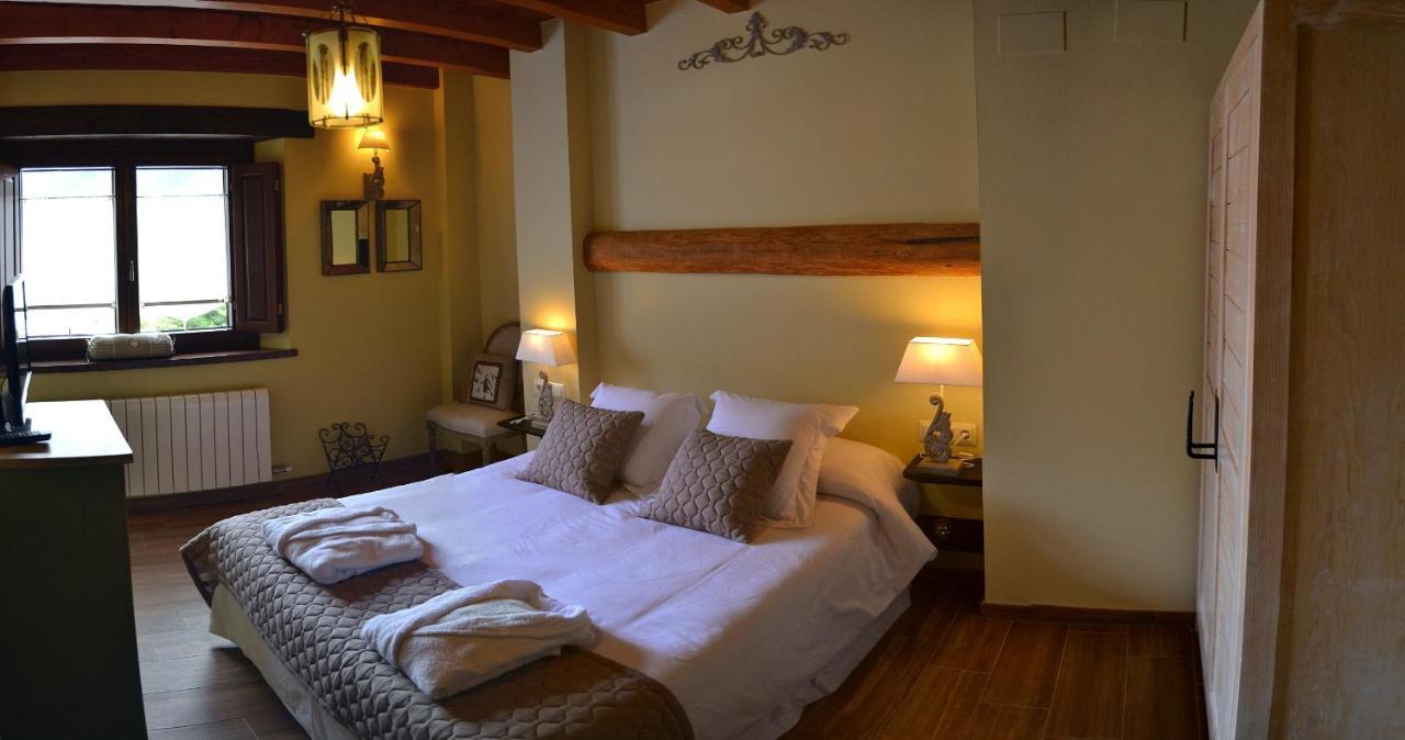 Alba D'Esteve. Casa Rural Espot Buitenkant foto
